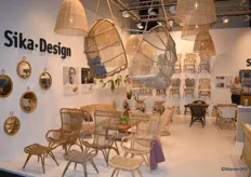 Sika Design is een van 's werelds oudste en grootste producenten van rotanmeubels. De zwevende schommelstoelen trokken de aandacht.